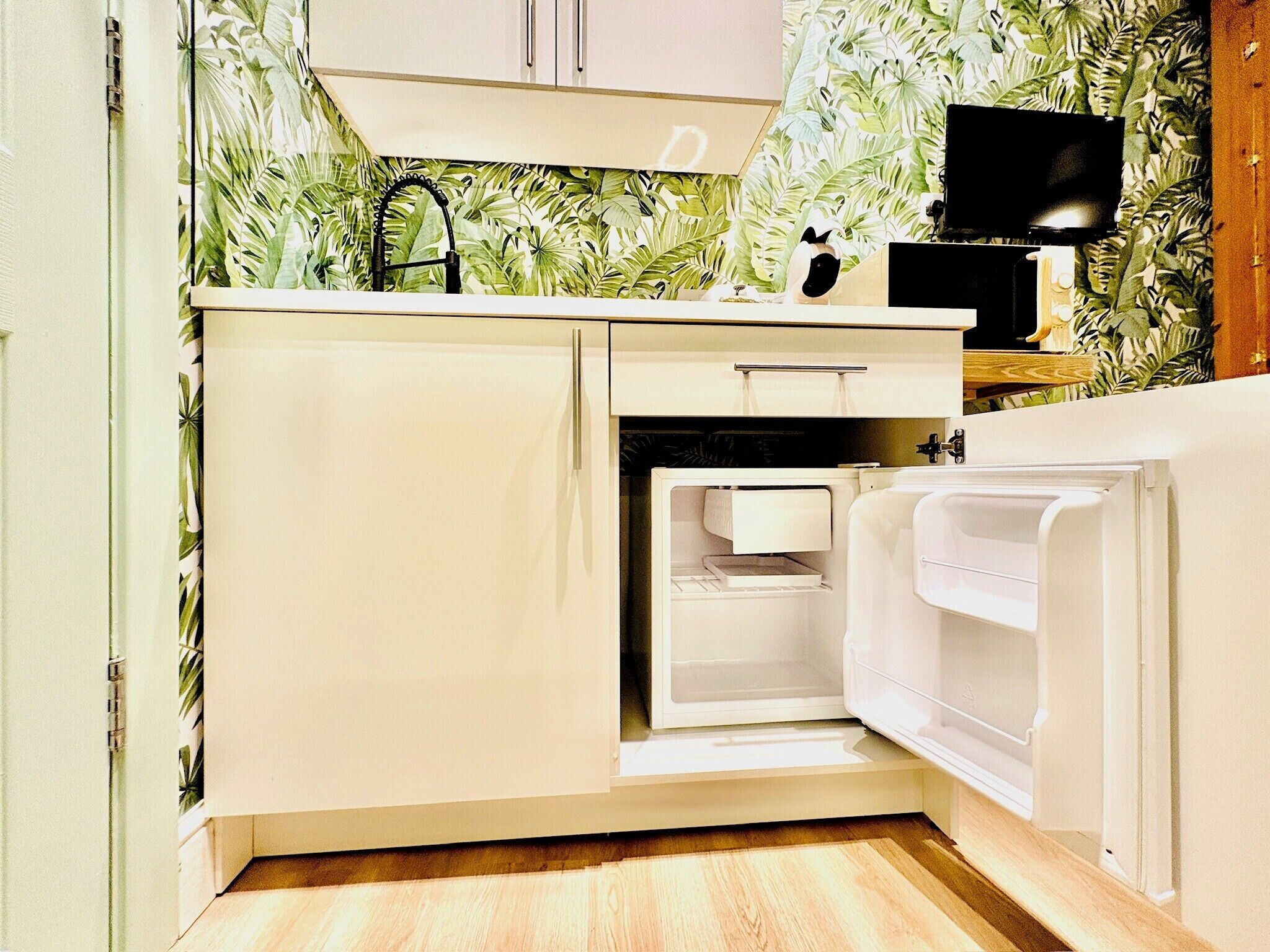 Signature Quadruple Room | Private kitchen | Fridge, microwave, espresso maker, coffee/tea maker