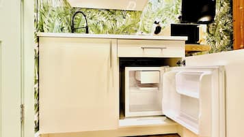 特色四人房 | 私人廚房 | 公共區域設有雪櫃、公共區域設有微波爐、特濃咖啡機、咖啡機/沖茶器