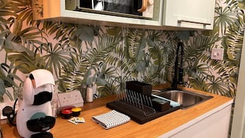 Habitación doble Prestigio, 1 cama matrimonial, baño en la habitación | Cocina privada | Refrigerador con congelador, microondas, horno y parrilla de estufa