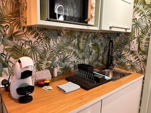 Refrigerador con freezer, microondas, horno, placa de cocina