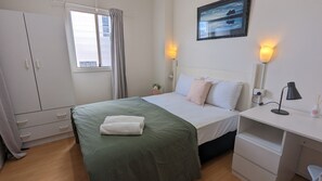 1 quarto, escrivaninha, acesso à internet, roupa de cama