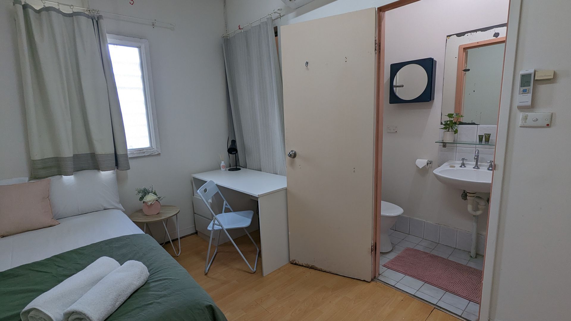 1 bedroom, desk