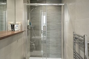 Apartamento, 2 camas de matrimonio | Baño | Ducha y toallas