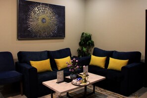 50-inch flat-screen TV with satellite channels - Swat Serviced Apartments 4 (Al Khobar)