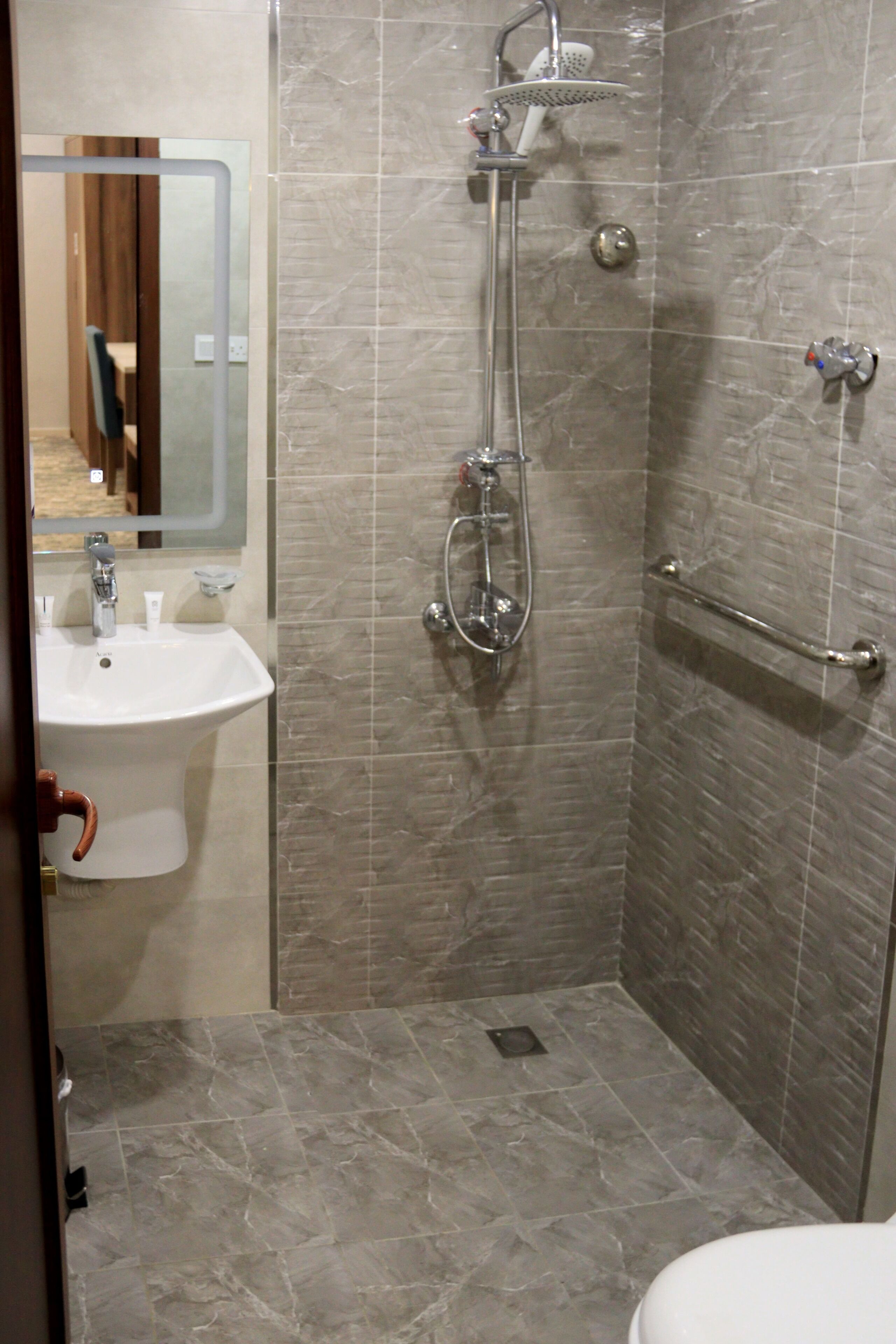 Un baño con ducha, lavamanos e inodoro.