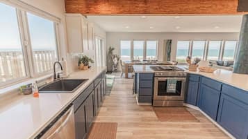 Jääkaappi, mikroaaltouuni, uuni, liesi