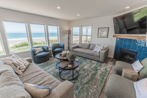 TV, fireplace, video games - Beach Me! Oceanfront steps2sand (Lincoln City)
