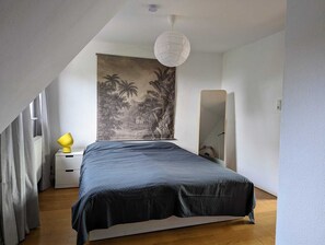 2 dormitorios, escritorio, tabla de planchar con plancha y cuna de viaje