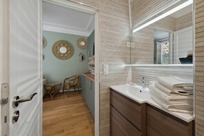 Interior - Trocadéro Apartment (G2) – One-Bedroom with Terrace (Paris)