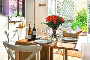 Dining - Trocadéro Apartment (G2) – One-Bedroom with Terrace (Paris)