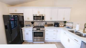 Køleskab, mikrobølgeovn, ovn, kogeplade