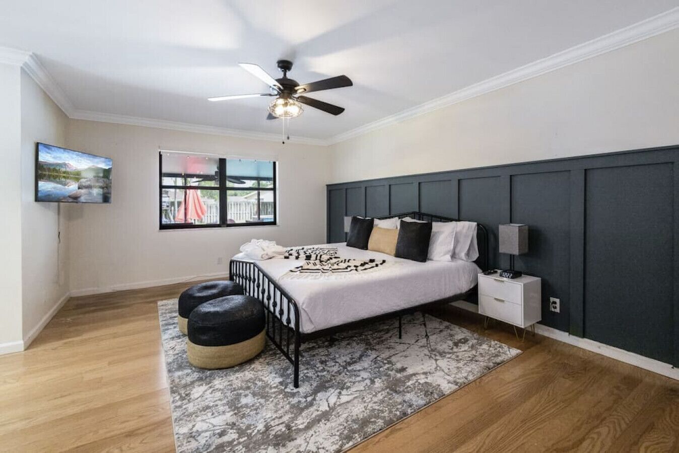 4 bedrooms, desk, iron/ironing board, travel crib