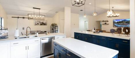 Kjøleskap, mikrobølgeovn, ovn og kokeplater