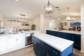 Fridge, microwave, oven, stovetop - Regal Manor Paradise Dreamy Heated Pool/Spa Gym hosted by Relaxtay (Royal Palm Beach)