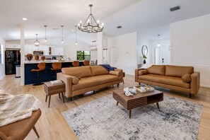 Smart TV - Regal Manor Paradise Dreamy Heated Pool/Spa Gym hosted by Relaxtay (Royal Palm Beach)