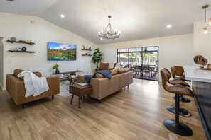 Smart TV - Regal Manor Paradise Dreamy Heated Pool/Spa Gym hosted by Relaxtay (Royal Palm Beach)