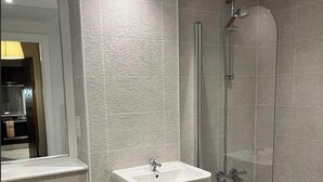 Shower, towels - Beautiful 1-bed Apartment in Bristol (Bristol)