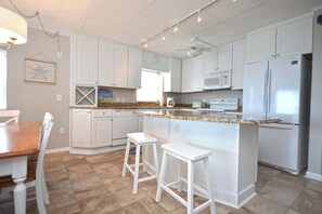 Refrigerador, microondas, placa de cocina, lavavajillas