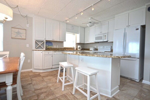 Kjøleskap, mikrobølgeovn, kokeplater og oppvaskmaskin