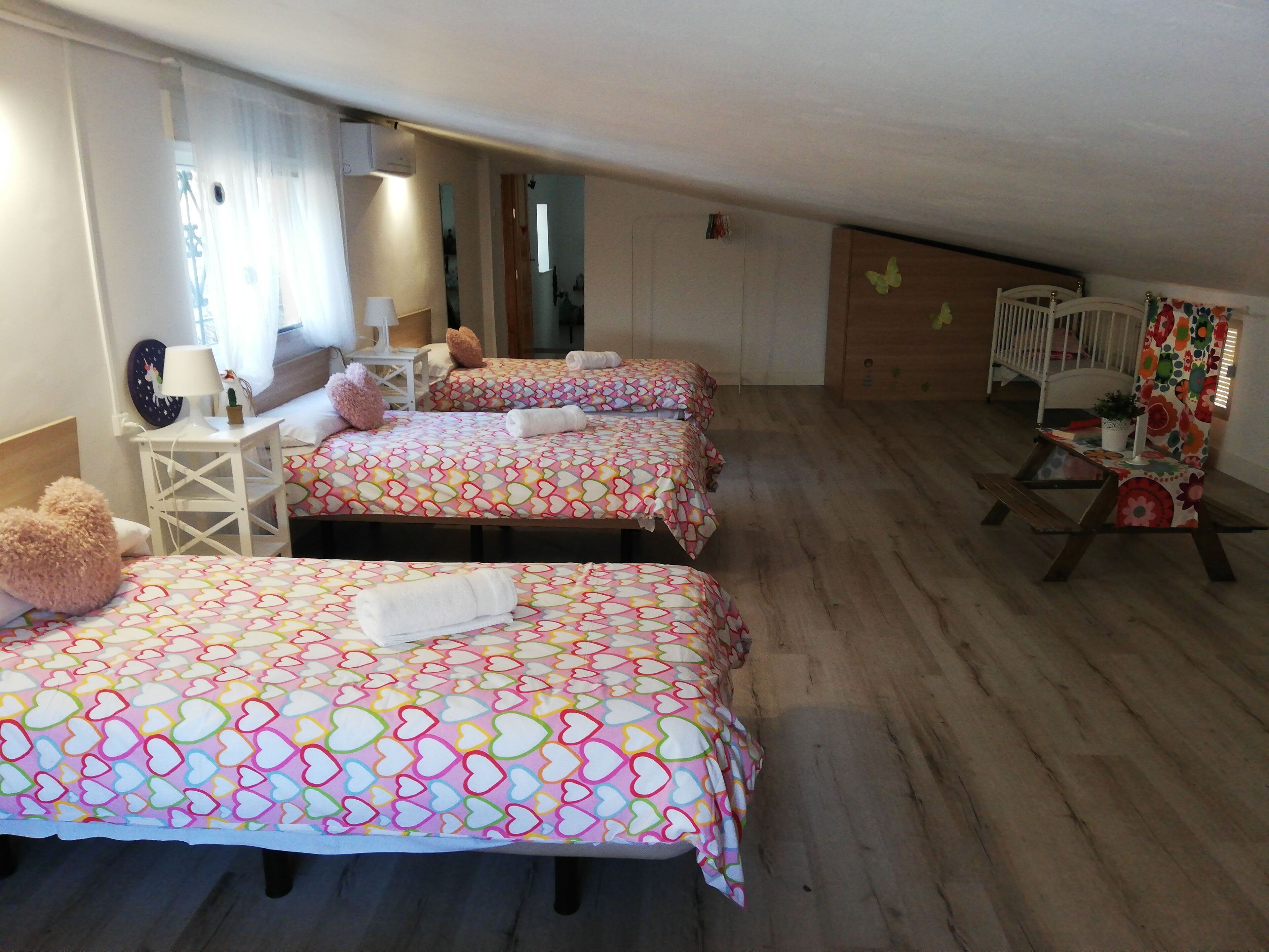 5 chambres, fer et planche à repasser, Wi-Fi, draps fournis