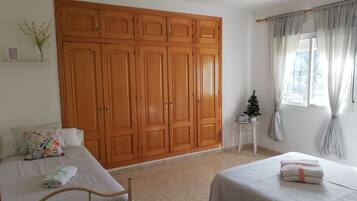 5 bedrooms, iron/ironing board, WiFi, bed sheets