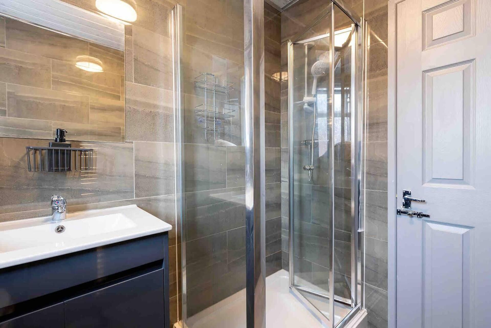 Apartment | Bathroom | Shower, free toiletries, hair dryer, towels