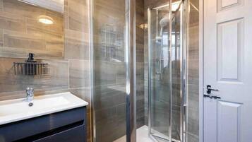 Apartment | Bathroom | Shower, free toiletries, hair dryer, towels