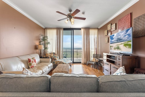 Gorgeous condo just steps away from the beach!