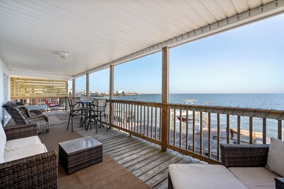 Beautiful Bayfront home that your family will love!