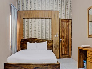 Family Suite | Desk, bed sheets - Capital O 92681 Randu Mas Hotel & Resort Taman Purbakala (Bandar Lampung)