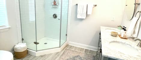 Douche, sèche-cheveux, serviettes fournies, papier toilette