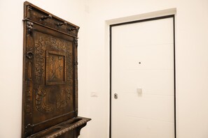 Una puerta con diseño sencillo y un panel decorativo con motivos florales y geométricos.