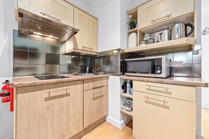 Studio | Private kitchen | Fridge, microwave, oven, stovetop - Serviced Studio Flat in Paddington London W2 (London)