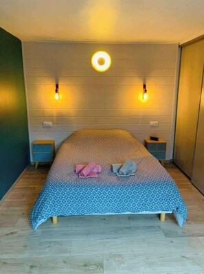 2 chambres, fer et planche à repasser, accès au Wi-Fi (inclus)