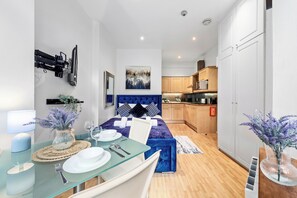Studio | Dining - Immaculate 1-bed Studio in London (London)