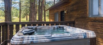 Hot Tub, 2 King Suites, <2 miles to golf & biking, decks, wood firepit/fireplace