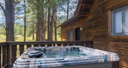 Hot Tub, 2 King Suites, <2 miles to golf & biking, decks, wood firepit/fireplace
