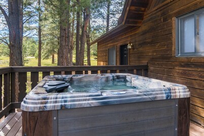 Hot tub, 2 King Suites, Fireplace w/Wood,ski 5 min away, Flat Driveway, Pac-Man