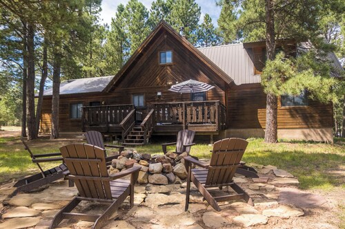 Hot tub, 2 King Suites, Fireplace w/Wood,ski 5 min away, Flat Driveway, Pac-Man