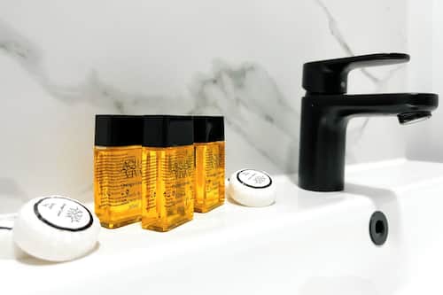 Dusche, kostenlose Toilettenartikel, Haartrockner, Handtücher