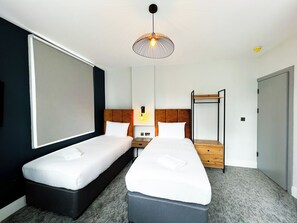 Quadruple Room | Desk, iron/ironing board, free WiFi, bed sheets - Argo Hotel - Kings Cross (London)