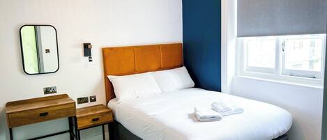 Habitación doble | Escritorio, tabla de planchar con plancha, wifi gratis y ropa de cama