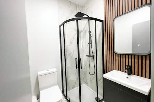 Dusche, kostenlose Toilettenartikel, Haartrockner, Handtücher
