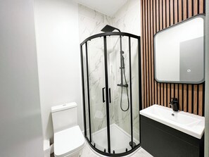 Regadera, amenidades de baño gratuitas, secadora de cabello, toallas