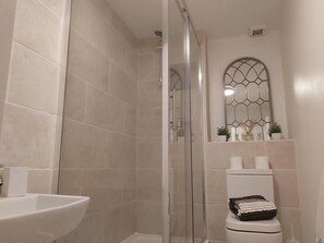 Bathroom - Immaculate 1-bed Apartment on Southsea (Portsmouth)