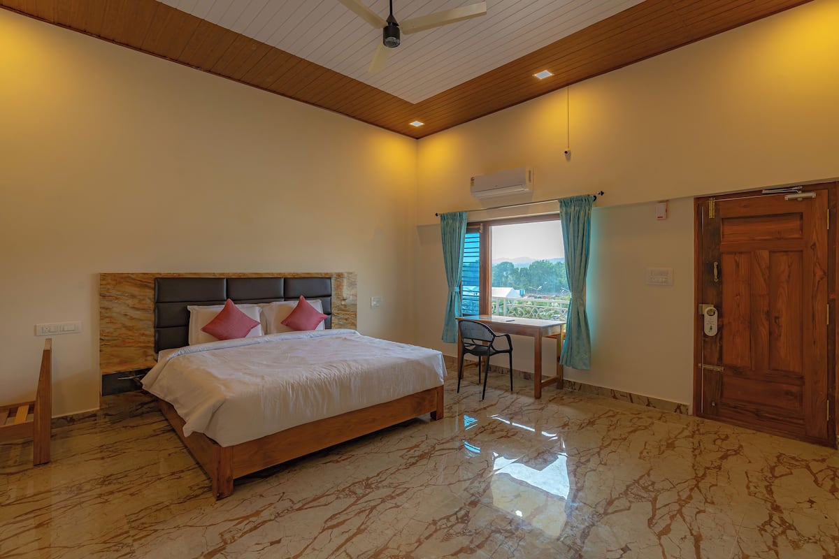 Deluxe Double Room | 1 bedroom, minibar, desk, laptop workspace