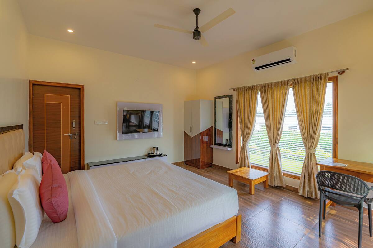 Comfort Room | Minibar, desk, laptop workspace, iron/ironing board (on request)