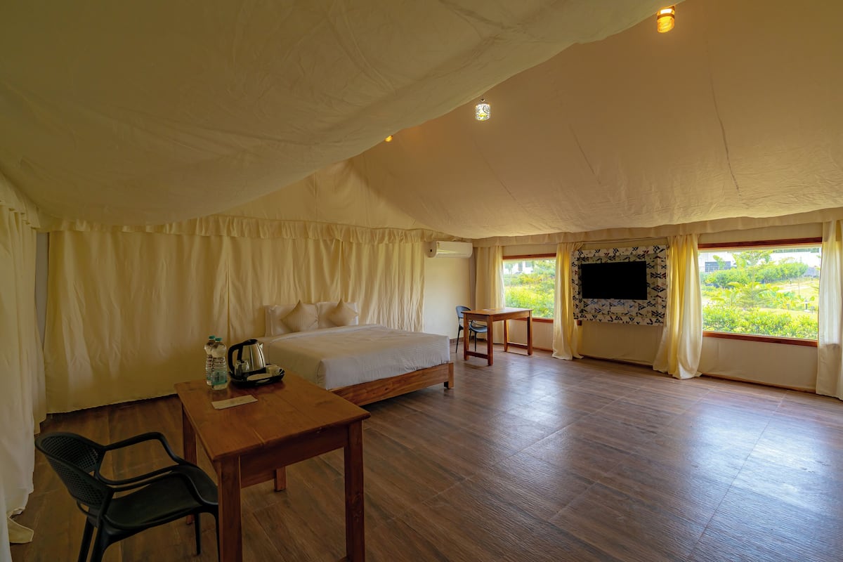 Premier Room | Minibar, desk, laptop workspace, iron/ironing board (on request)