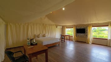 Premier Room | Minibar, desk, laptop workspace, iron/ironing board