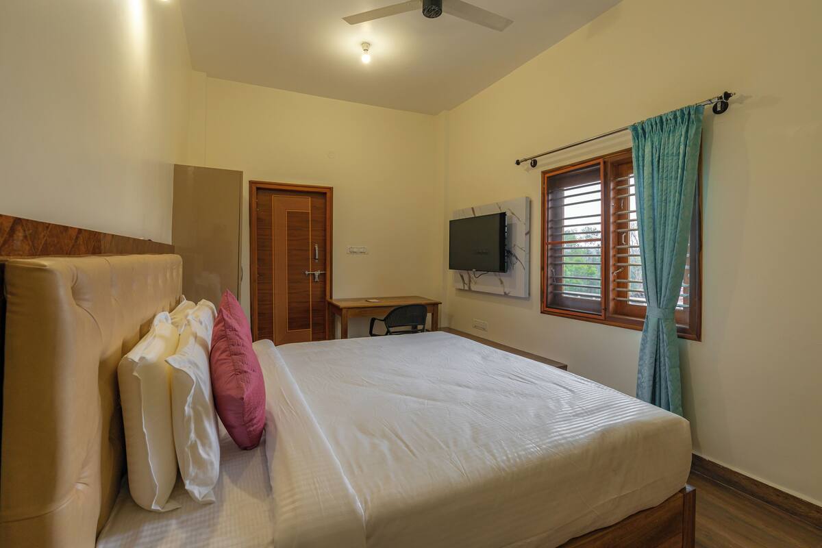 Classic Room | Minibar, desk, laptop workspace, iron/ironing board (on request)